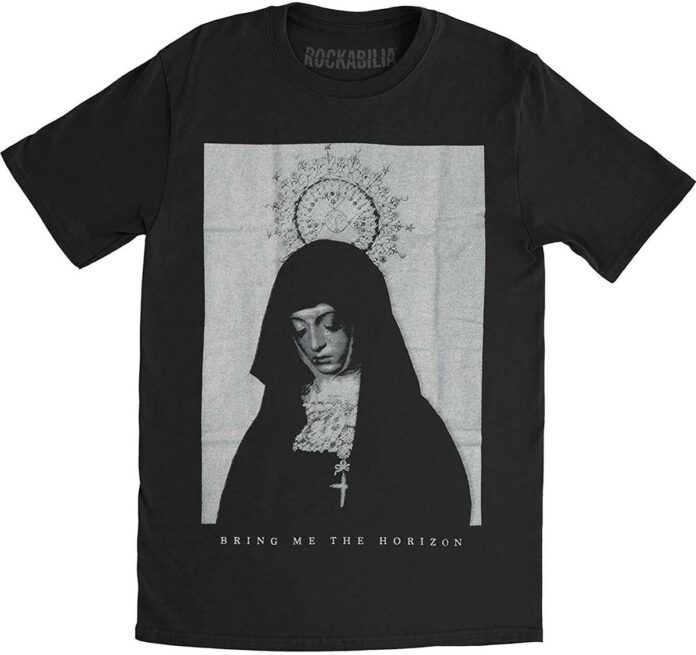 La virgen de La Soledad en una camiseta de BRING ME THE HORIZON