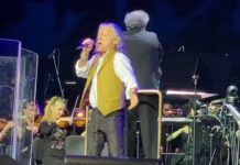 Bruce Dickinson y Roger Glover interpretan a Jon Lord con orquesta en Hungría