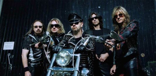 Judas Priest con su moto Harley-Davidson