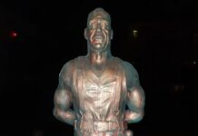 Estatua de Till Lindemann de Rammstein, obra de Roxxy Roxx