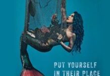 Alissa White-Gluz como sirena en el anuncio de PETA