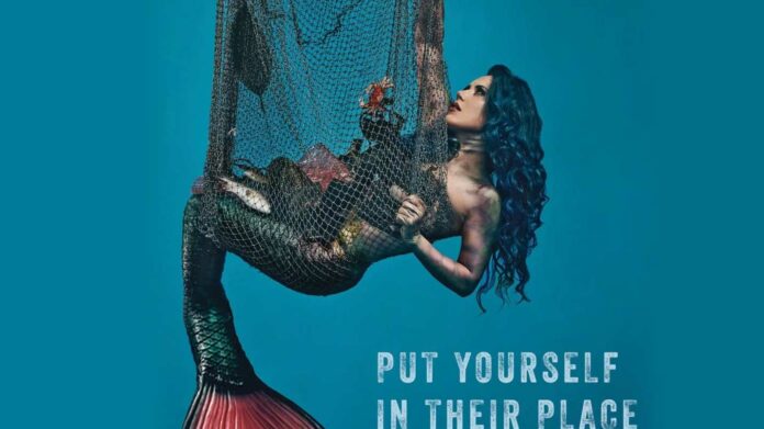 Alissa White-Gluz como sirena en el anuncio de PETA