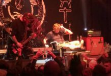Barney Greenway de Napalm Death en un concierto con el tobillo roto