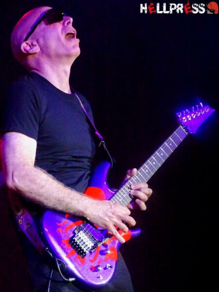 Actuación del guitarrista Joe Satriani