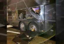 El autobús de gira de Obituary después del impacto