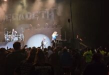 Dave Mustaine para un concierto de Megadeth por la agresividad de los guardias de seguridad
