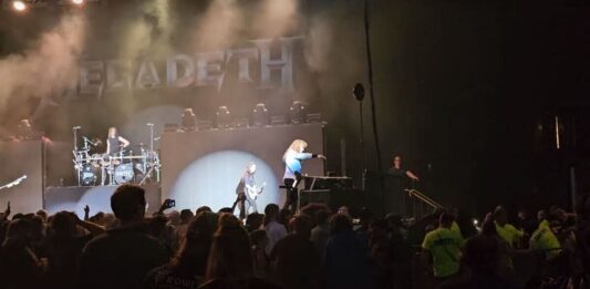 Dave Mustaine para un concierto de Megadeth por la agresividad de los guardias de seguridad