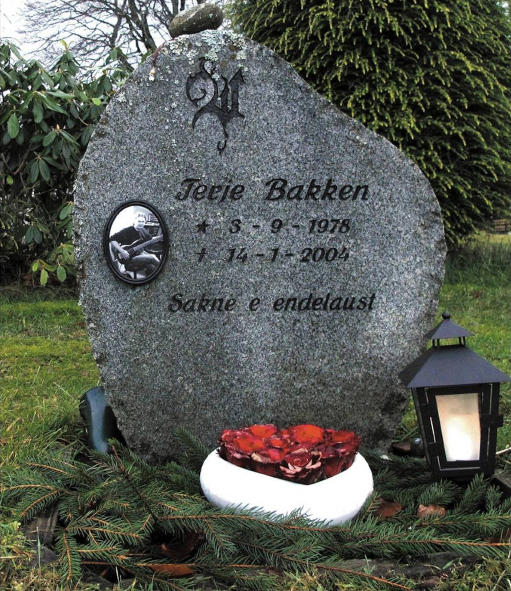 Lápida de Terje Bakken, alias Valfar, creador de WINDIR en el cementerio de la iglesia Stedje de Sogndal