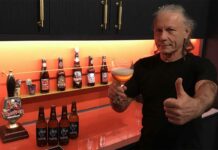 Bruce Dickinson de Iron Maiden tomando Trooper Basque Ale