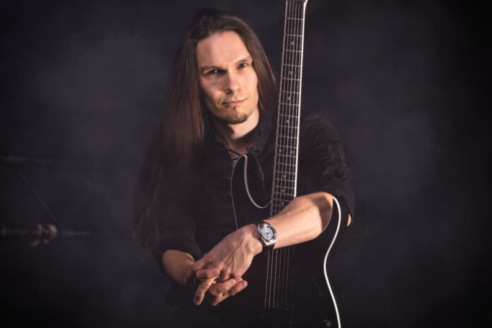 El guitarrista Teemu Mäntysaari