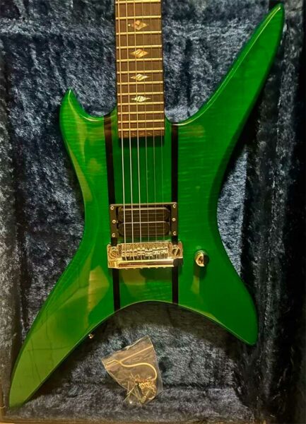 La guitarra B.C. Rich Stealth verde esmeralda de Chuck Schuldiner