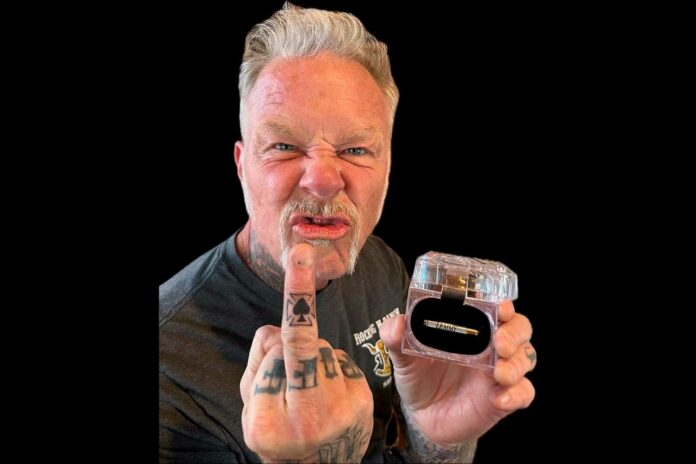 El tatuaje de James Hetfield con las cenizas de Lemmy de Motörhead