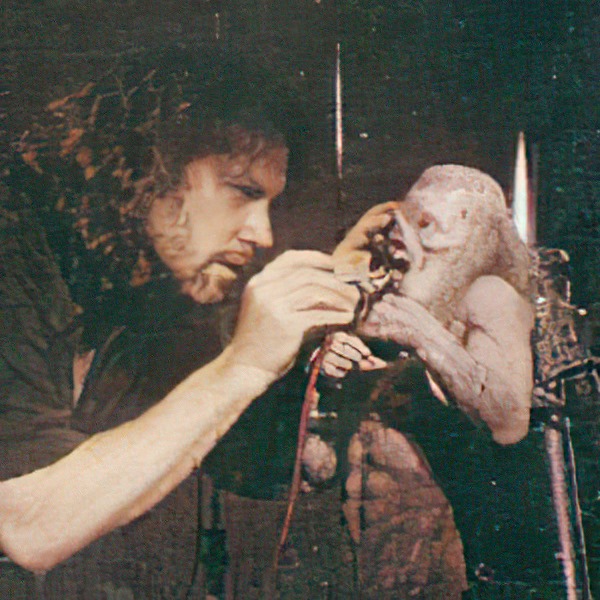 Hugh Syme en su taller haciendo la escultura de Eddie para "The X Factor" de IRON MAIDEN