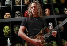 Kirk Hammett con parte de su colección de cine de terror