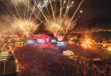 Espectáculo de fuegos artificiales en el cierre de Resurrection Fest 2025