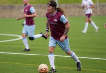 Steve Harris jugando con el equipo de fútbol de IRON MAIDEN