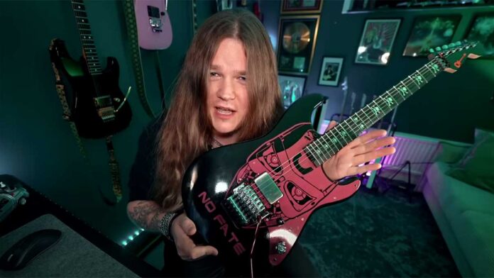 Tommy Johansson y su guitarra inspirada en Terminator