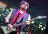 Adrian Smith, guitarrista de IRON MAIDEN: “Me siento mejor físicamente que cuando tenía 20 años” Adrian Smith con Iron Maiden en el estadio Metropolitano de Madrid en 2025