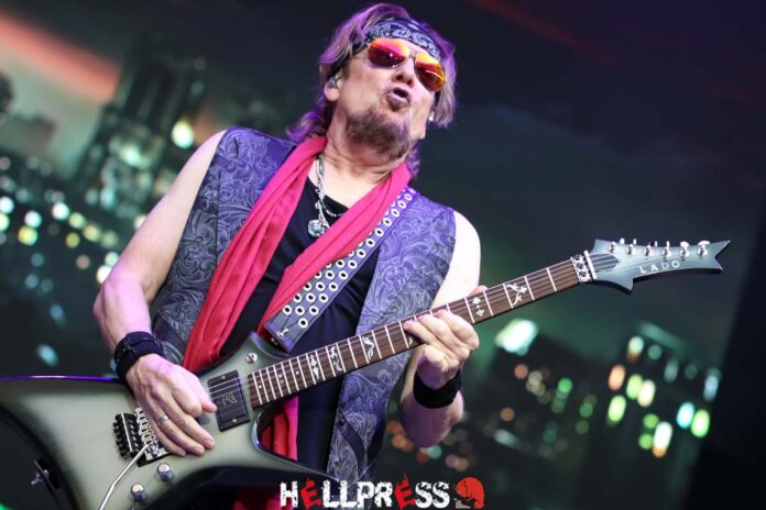 Adrian Smith con Iron Maiden en el estadio Metropolitano de Madrid en 2025