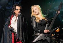Alice Cooper con la guitarrista Anna Cara