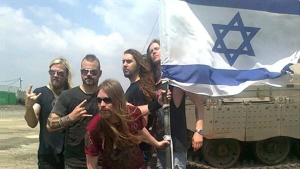 Imagen de Sabaton durante su visita a Israel en 2012, en la que aparecen junto a una bandera del país. La fotografía ha vuelto a circular en redes sociales en el contexto de la polémica actual