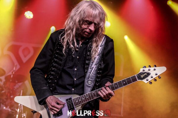 Brian Tatler en concierto con Saxon en Madrid