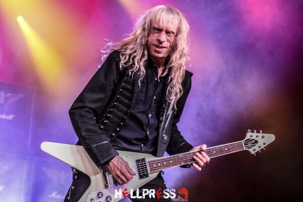Brian Tatler en concierto con Saxon en Madrid