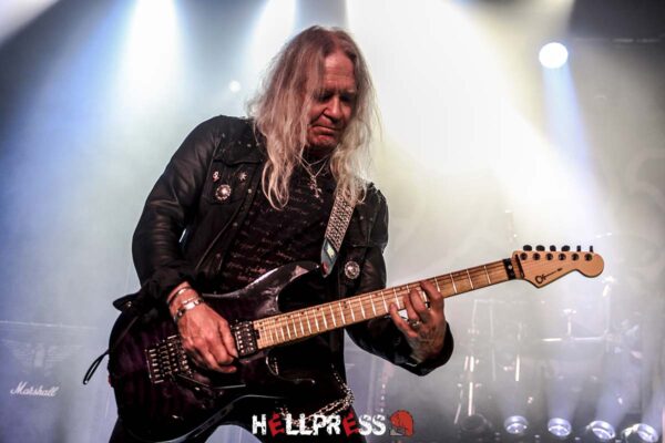 Doug Scarratt en directo con Saxon en Madrid