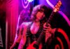 La guitarrista Rhea Thompson