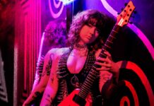 La guitarrista Rhea Thompson