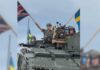 Bruce Dickinson de IRON MAIDEN llega a Sweden Rock en un carro blindado de combate