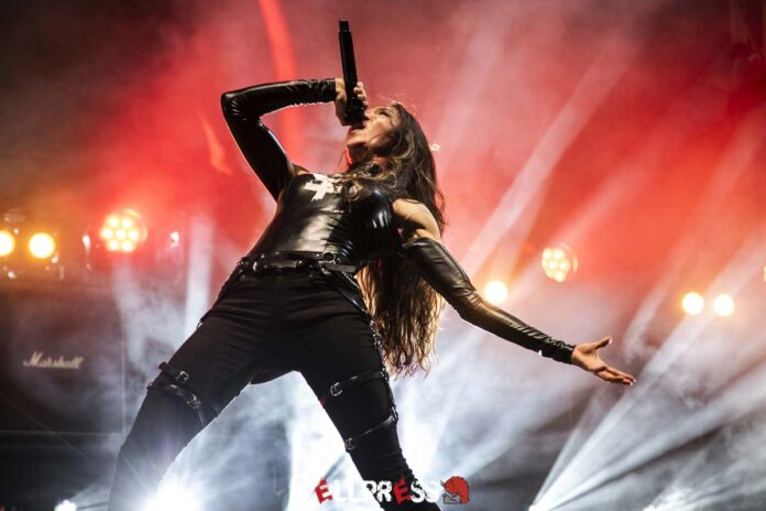 Lauren Hart de Arch Enemy en vivo en el festival Leyendas del Rock 2026