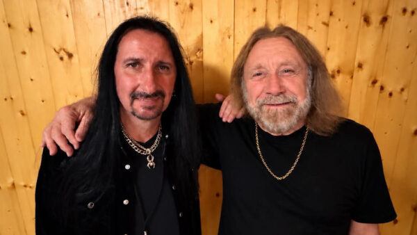 Davey Rimmer, nuevo bajista de Judas Priest, con el miembro fundador Ian Hill
