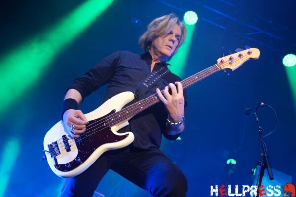 EUROPE durante su actuación en directo en el Poble Espanyol