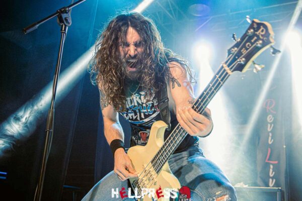 Actuación de la banda de Heavy Metal Haunt en Revi Live