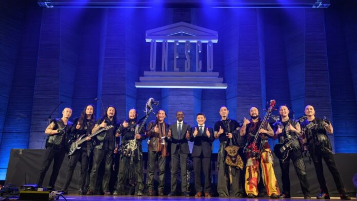 THE HU actúa en la sede de la UNESCO en París