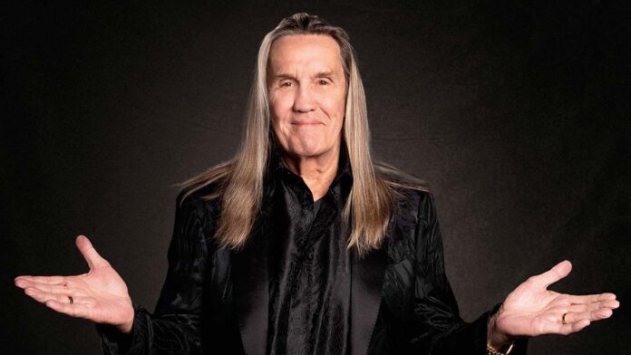 El batería Nicko McBrain
