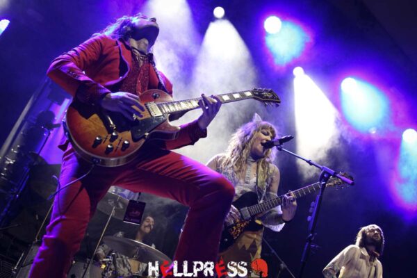 La banda de Hard Rock The Damn Truth sobre el escenario