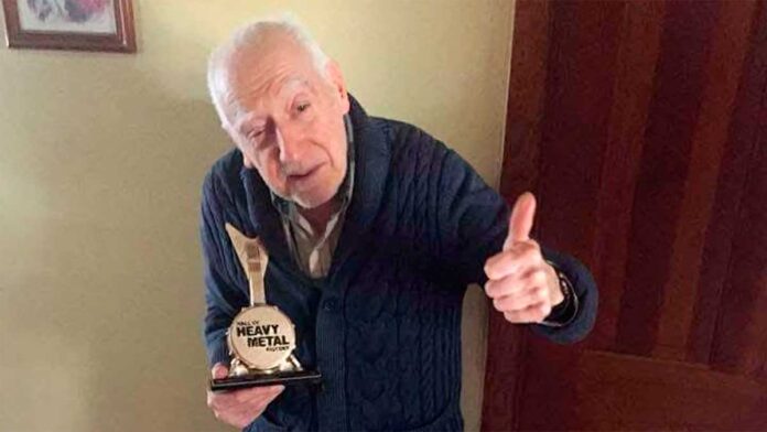 Tony Reale, padre de Mark Reale de RIOT, con el premio del Salón de la Fama del Heavy Metal de su hijo